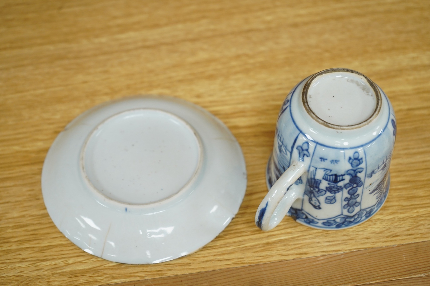 A Chinese blue and white cup and saucer, Kangxi, 11.5cm diameter